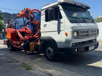 Caminhão de limpa fossa com sistema auto vácuo