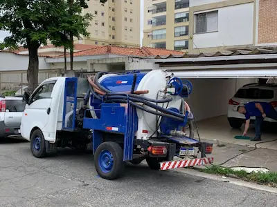 Caminhão equipado com hidrojato de alta pressão