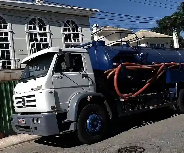 Equipe da Limpa Fossa Itu com caminhão especializado