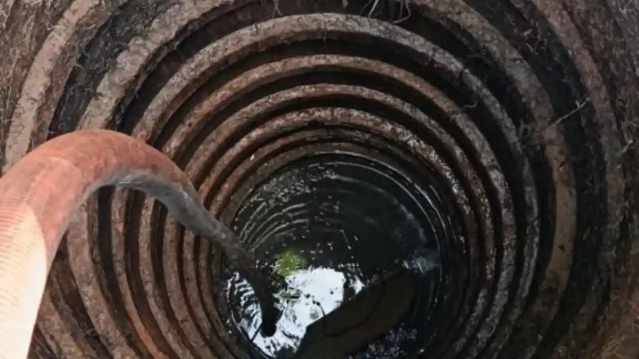 [Imagem sobre o artigo: Manutenção da fossa em dia, seu bolso agradece]