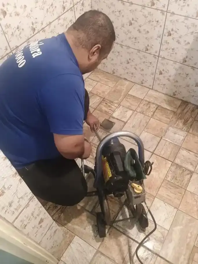 Desentupimento mecânico em Itu: cabo com ponteira removendo bloqueio em ralo de banheiro