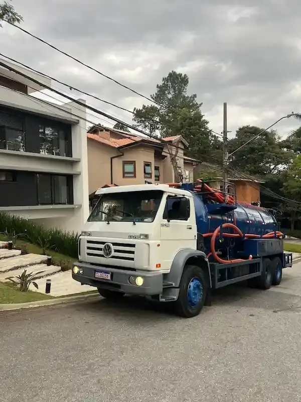 Limpa Fossa Itu Desentupidora com equipamento de hidrojato e desentupimento moderno.